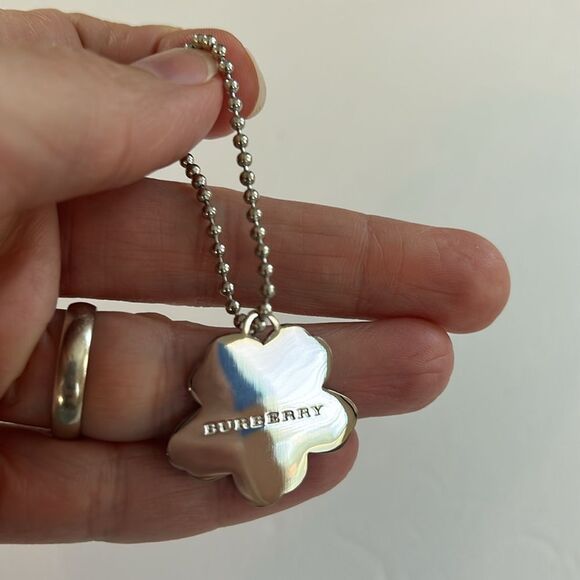 NWOT Vintage Burberry White Prorsum Flower Bag
Charm Keychain Purse - Picture 5 of 6